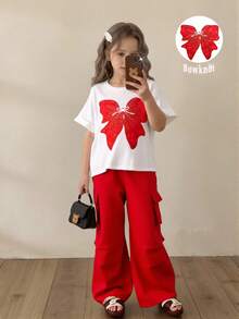 SHEIN ChillGRL 2 件套青少年女孩休闲 T 恤和工装裤套装，蝴蝶刺绣图案圆领短袖 T 恤和裤子，春夏季时尚服装 - 紅色 - 查看 3