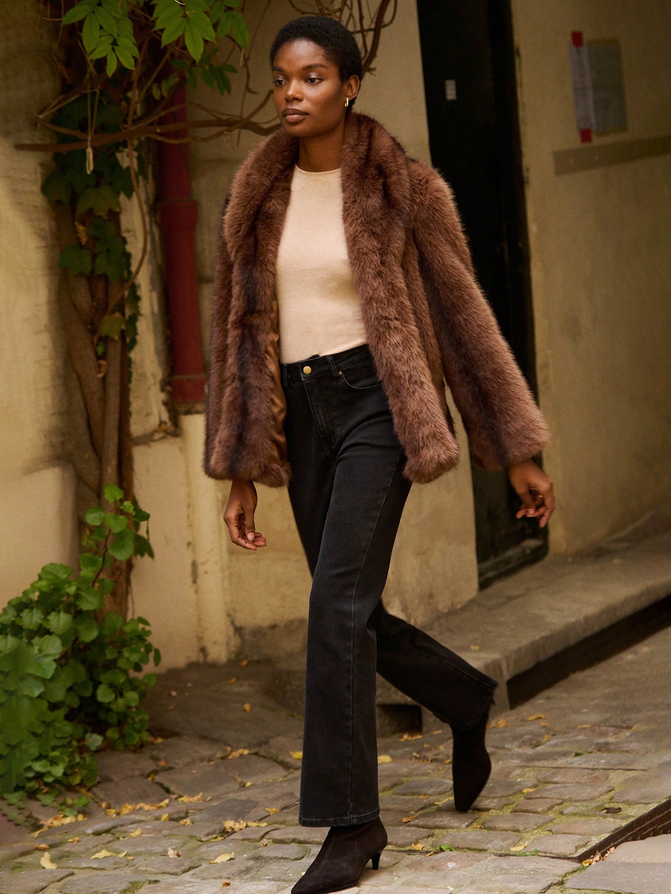 Cappotto oversize in stile vintage in ecopelliccia marrone cioccolato, caldo e accogliente, adatto per l'autunno e l'inverno