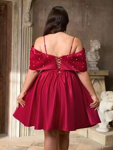 Aureia Robe élégante en satin rouge à nœud surdimensionné, manches avec décoration de perles, nœud et bretelle avant, ourlet en forme de A, convient pour les fêtes, les galas, les bals de Noël, grande taille pour femmes