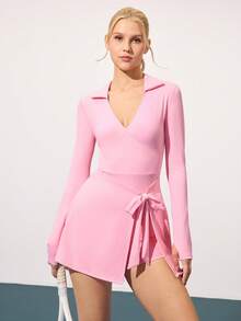 CourtClass Robe de sport femme à col V de couleur unie avec décoration torsadée et short