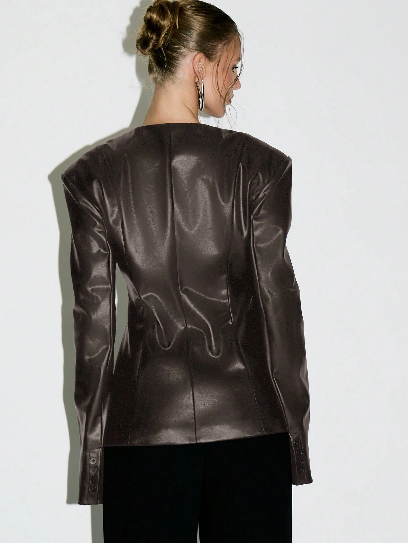 KIZN Blazer structuré en similicuir avec col en V