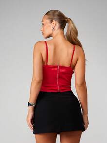 MISSGUIDED 缎面束身胸衣，心形领口，后背拉链，适合夜间外出、派对等场合，圣诞节穿着。 - 紅色 - 查看 2