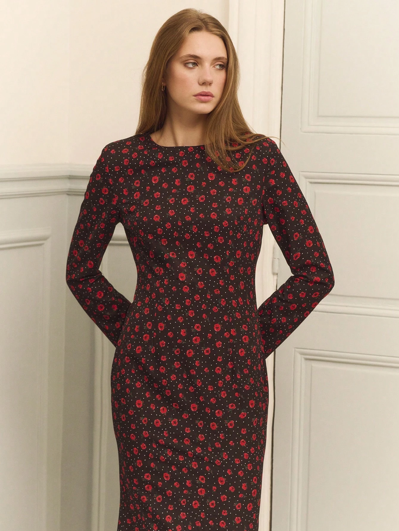 Schwarzes Maxikleid mit Blume Muster, lange Glockenärmel, figurbetonter Schnitt, für Herbst und Winter