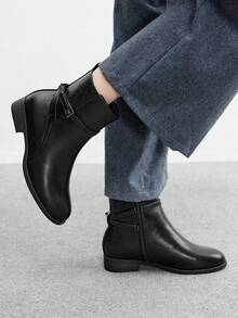 CUCCOO BIZCHIC 经典秋季扣饰圆头踝靴 - 黑色 - 查看 4