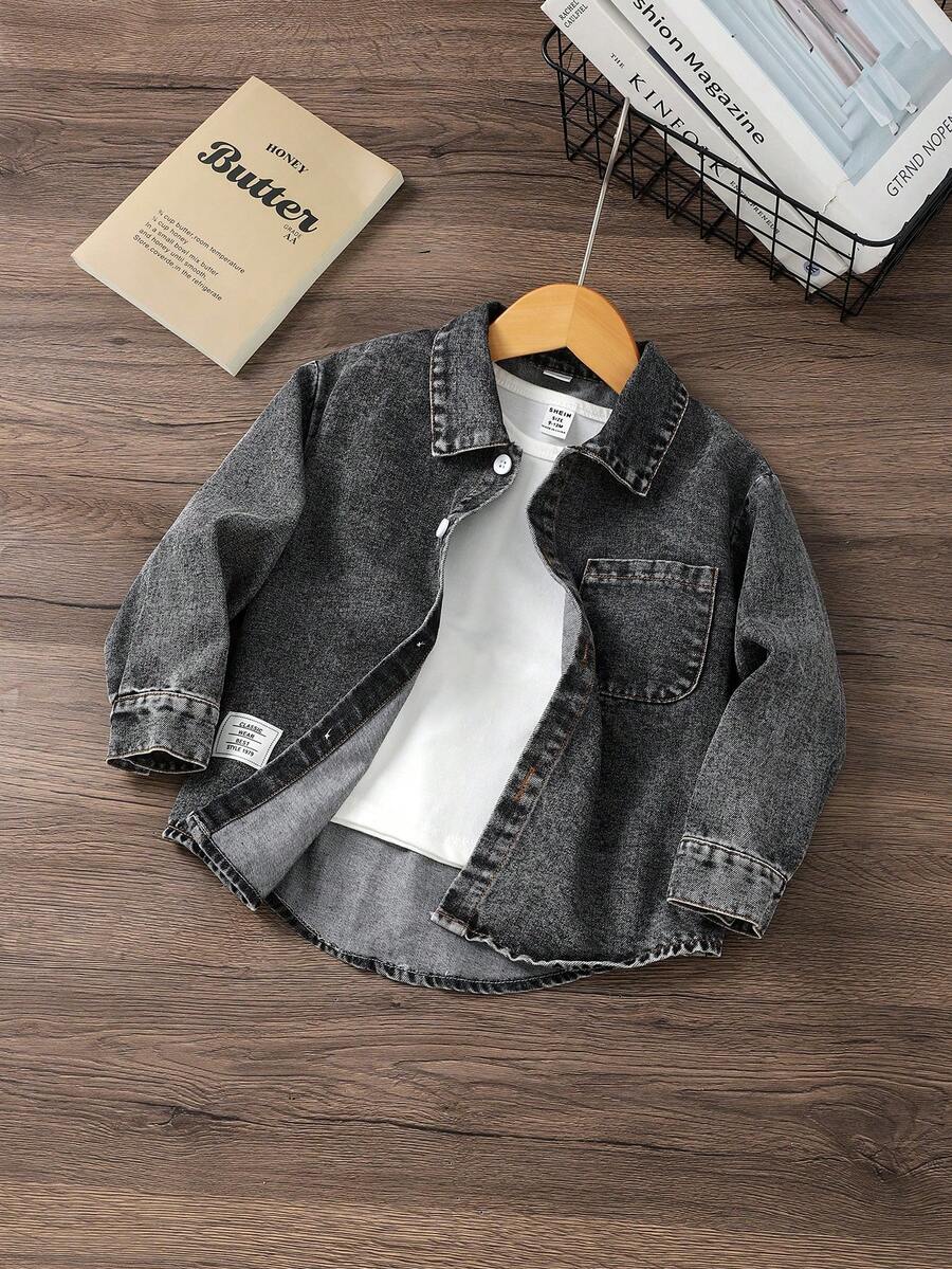 SHEIN Genkimix Kids 小男孩牛仔衬衫，带口袋，字母印花和标志，休闲时尚街头服饰，酷炫返校风 - 黑色 - 查看 1