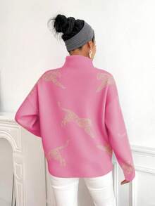 SHEIN Clasi Áo len dài tay cổ lọ hở vai họa tiết da báo dáng rộng cho nữ, mùa thu/đông - Màu Hồng Tươi - Xem 2