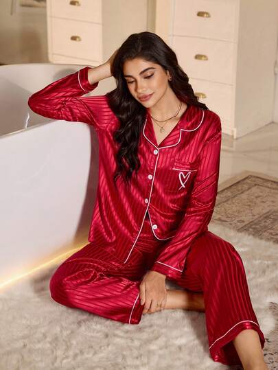 LuxeNights Conjunto de pijama de manga larga con bolsillo bordado en forma de corazón y pantalones, de tela de seda sintética con estampado de rayas jacquard. Pijama de seda rojo, ropa de dormir para mujer, conjunto de pijama rojo, ropa de otoño e invierno