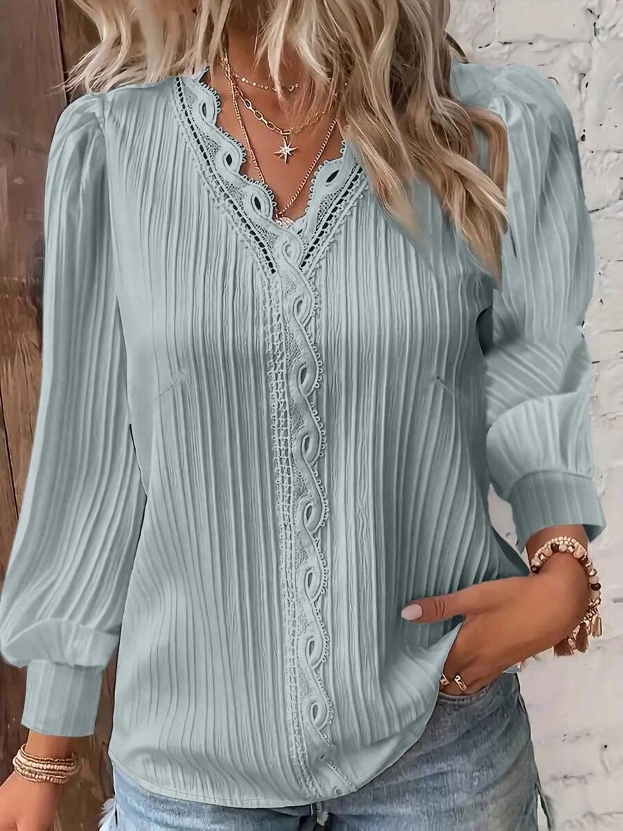 SHEIN LUNE Blusa elegante de manga larga con cuello en V y encaje de contraste para mujer talla grande - Celeste - Ver 1