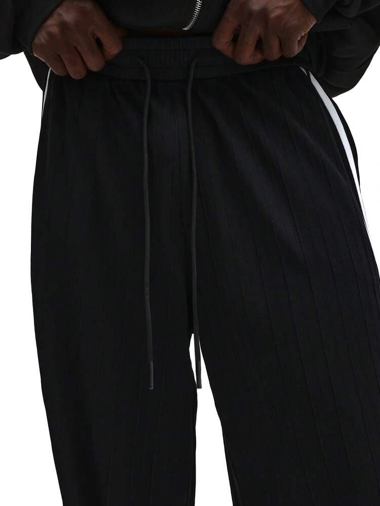 Strukturierte Hose mit geradem Schnitt und Seitenstreifen