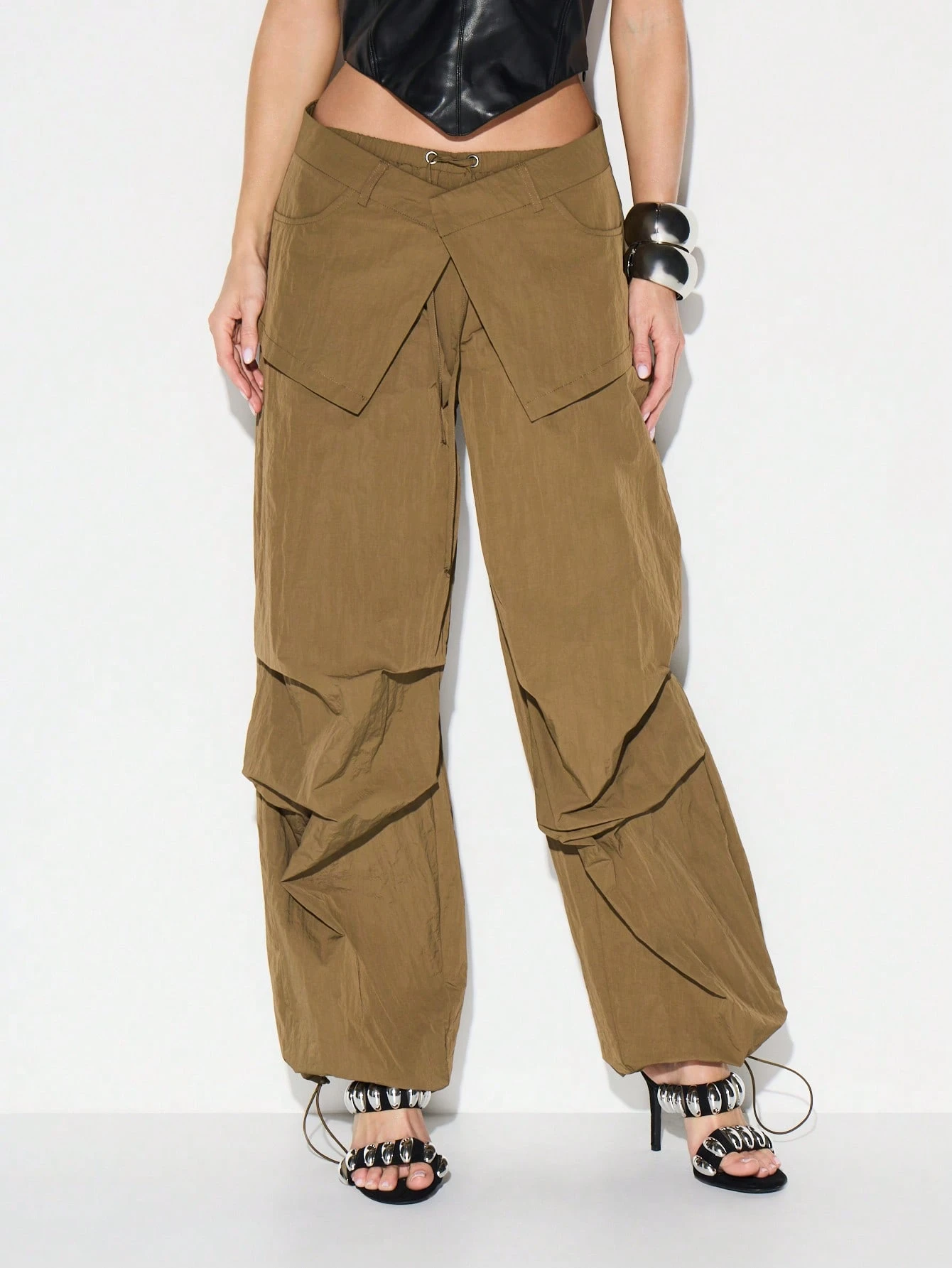 KIZN Pantalones cargo cruzados de pierna ancha con falda en capas color caqui