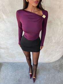 Aloruh Camiseta ajustada de manga larga con cuello asimétrico, decoración metálica y unicolor para mujer. Versátil prenda interior para otoño e invierno, elegante y romántica. Perfecta para diosas online, citas y tops de verano lindos. - Morado - Ver 3
