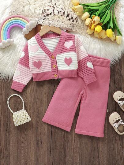 SHEIN 女婴粉色毛衣套装 - V领长袖爱心图案开衫 + 休闲喇叭裤 女婴针织套装 女婴爱心套装 女婴毛衣套装 两件套女婴冬季套装 女婴冬季套装 女婴针织套装 女婴保暖套装 女婴毛衣套装 两件套女婴冬季套装 针织两件套女婴针织套装 女婴套装 秋冬季女婴毛衣套装 两件套女婴冬季套装 针织两件套