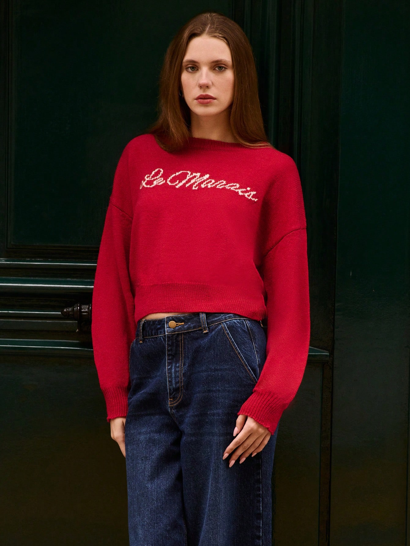 Suéter holgado de punto rojo con detalle de texto "Le Marais", acogedor y cálido para otoño e invierno