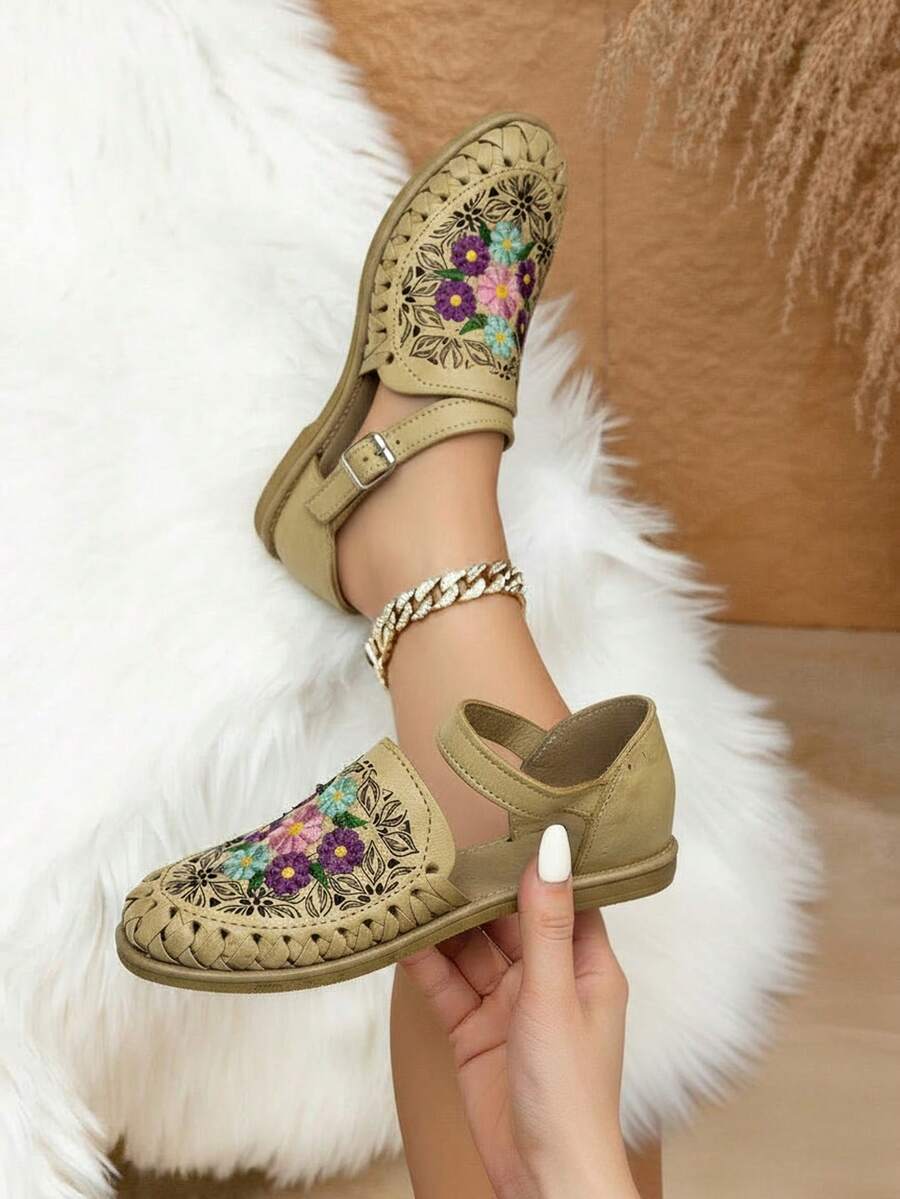 Sandalia artesanal con bordado floral para mujer – punta redonda, hebilla y suela plana para playa y uso casual - Caqui - Ver 1