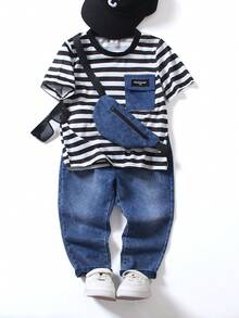SHEIN Streecool Kids 2 件/套年轻男孩条纹印花圆领 T 恤搭配水洗牛仔裤。牛仔口袋装饰的 T 恤与水洗牛仔裤面料相得益彰，展现独特风格。简约时尚的设计彰显男孩的个人魅力，适合日常休闲和校服，适合不同季节。 - 黑與白 - 查看 3