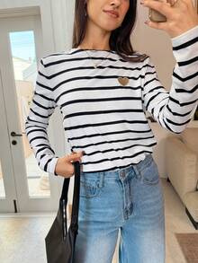 SHEIN Frenchy 黑白条纹印花心形刺绣 T 恤 - 黑與白 - 查看 4