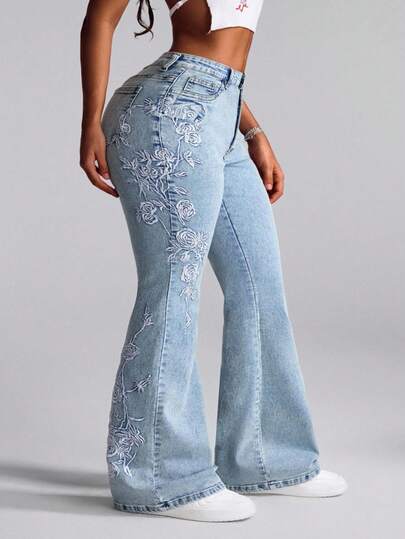 SHEIN CURVE+ Plus Size Women Floral Embroidered Pocket Casual Flare Jeans