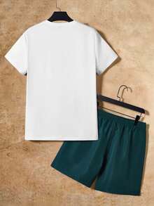 Manfinity NXTstreet 男士标语热带印花T恤搭配抽绳短裤，夏季舒适情侣装。 - 墨綠色 - 查看 2