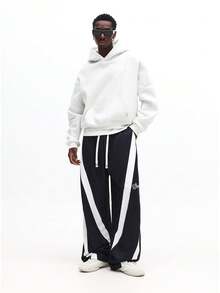 Quần jogger dáng rộng SUMWON phối sọc tương phản bên hông, dây rút eo, có chi tiết logo, kiểu dáng bán chạy INS, chất vải dày dặn, thoải mái giữ ấm tối đa, trang phục gia đình đồng bộ cho các cặp đôi, phối đồ thời trang, bộ đồ gia đình ấm cúng, hoàn hảo cho trang phục thường ngày và ngày lễ. Màu trơn - màu đen - Xem 3