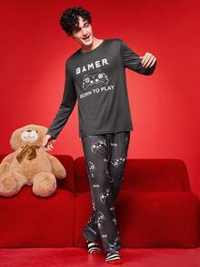 SHEIN Conjunto de ropa de estar en casa con estampado de letras y consola de juegos de manga larga para hombres, ropa de invierno, Navidad - Gris Oscuro - Ver 4