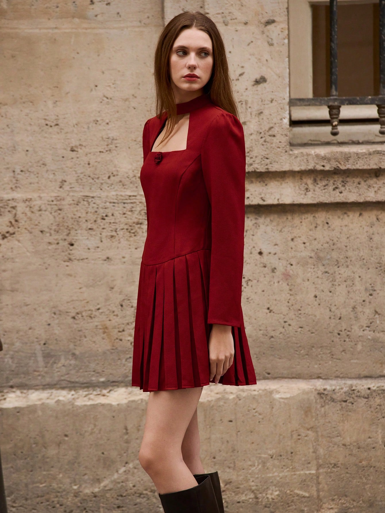 Robe mini à manches longues rouge avec détail de décolleté découpé et jupe plissée