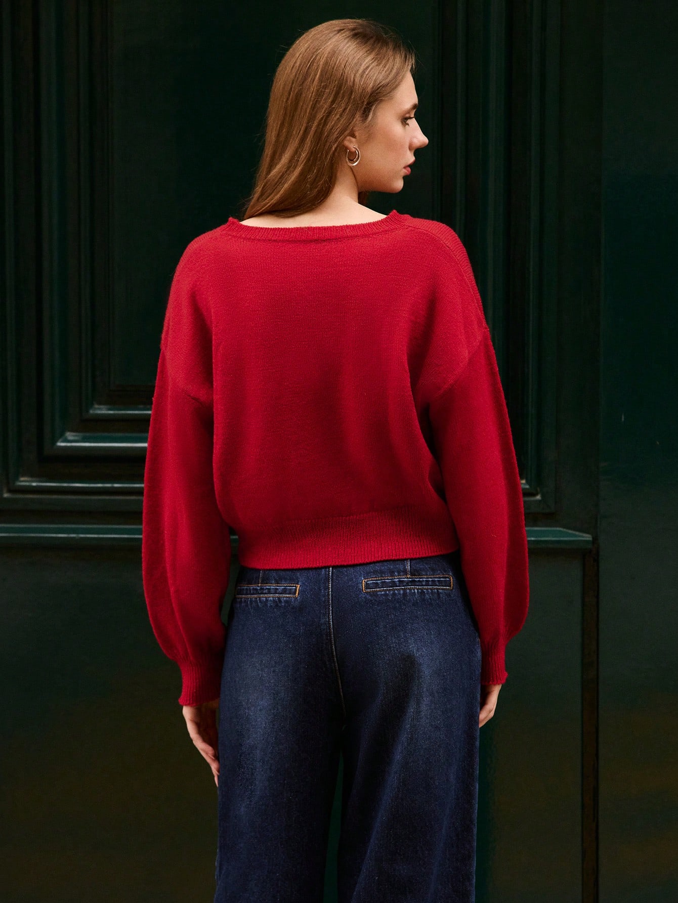 Suéter holgado de punto rojo con detalle de texto "Le Marais", acogedor y cálido para otoño e invierno