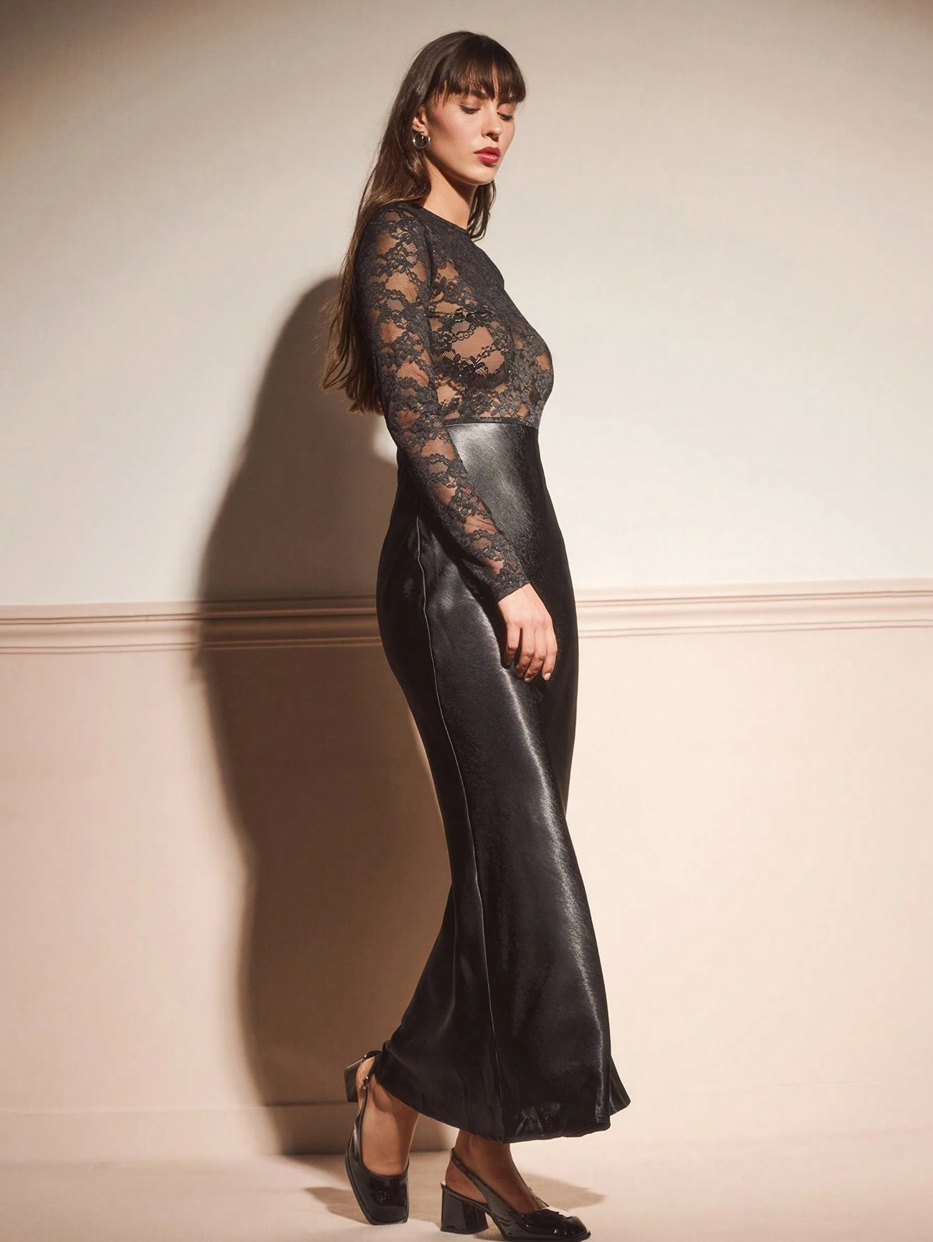 Schwarzes transparentes Spitzen- und Satin-Maxikleid mit langen Ärmeln, eleganter Abendparty-Stil