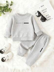 SHEIN Playful Pals 2 件男婴条纹图案印花休闲灰色字母圆领运动衫和裤子套装，百搭百搭舒适，秋冬 - 灰色 - 查看 4