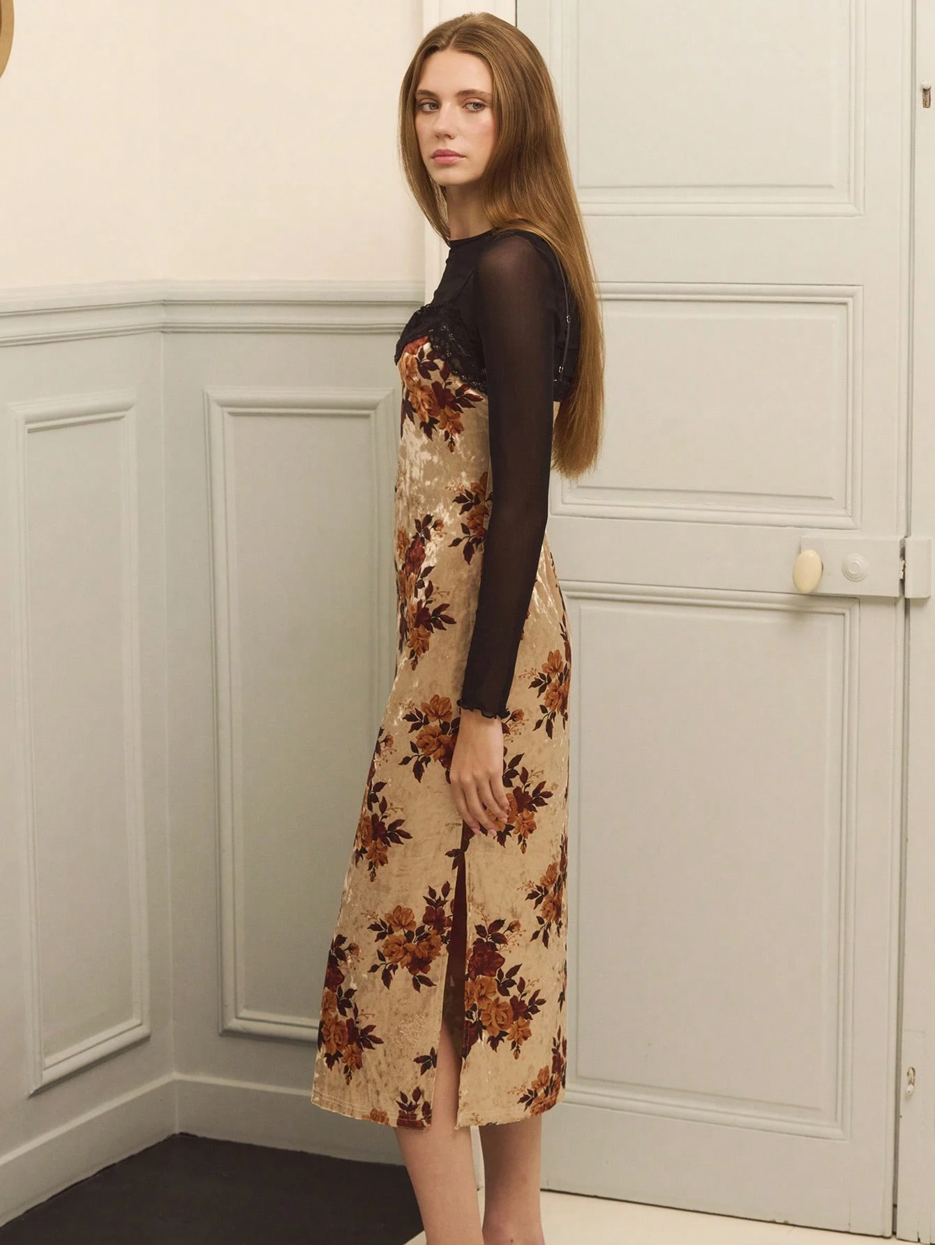 Vestido Midi de Veludo Floral com Parte Superior de Tule Preto e Acabamento em Renda - Visual Vintage Floral