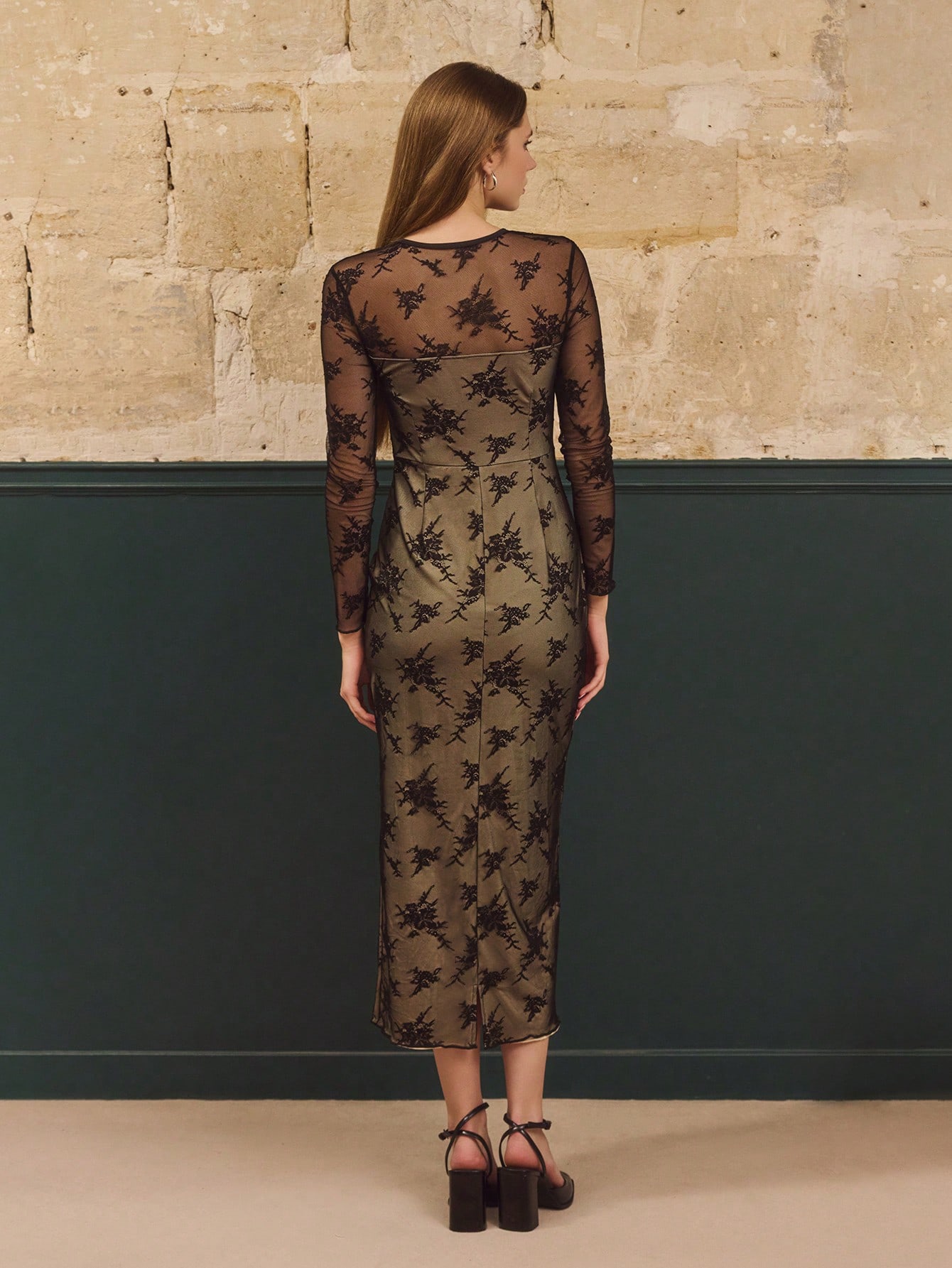Langärmliges, figurbetontes Maxikleid aus Spitze im Vintage-Stil mit Ausschnittdetail für Abendpartys im Herbst und Winter