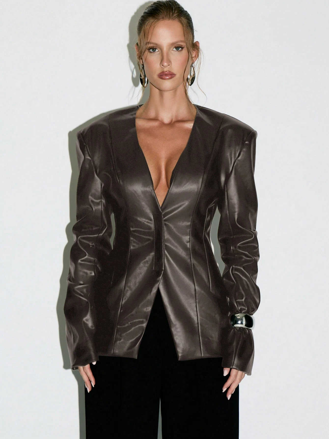 KIZN Blazer structuré en similicuir avec col en V