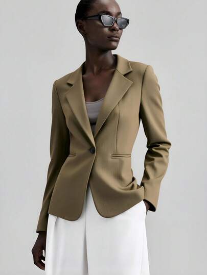 Ontre Conjunto feminino de outono/inverno 2025 com calça midi, gola entalhada, abotoamento simples e bolsos inclinados. Estilo vintage chique, urbano, casual, romântico e perfeito para o Natal e Ano Novo dos anos 90. Ideal para festas, praia, formaturas, casamentos, encontros, shows, brunch, aeroporto e diversas ocasiões.