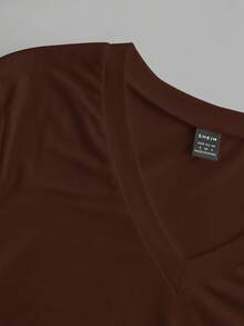 SHEIN BASICS 女式休闲简约马标志图案 V 领褶皱 T 恤，适合春夏季 - 咖啡棕 - 查看 3