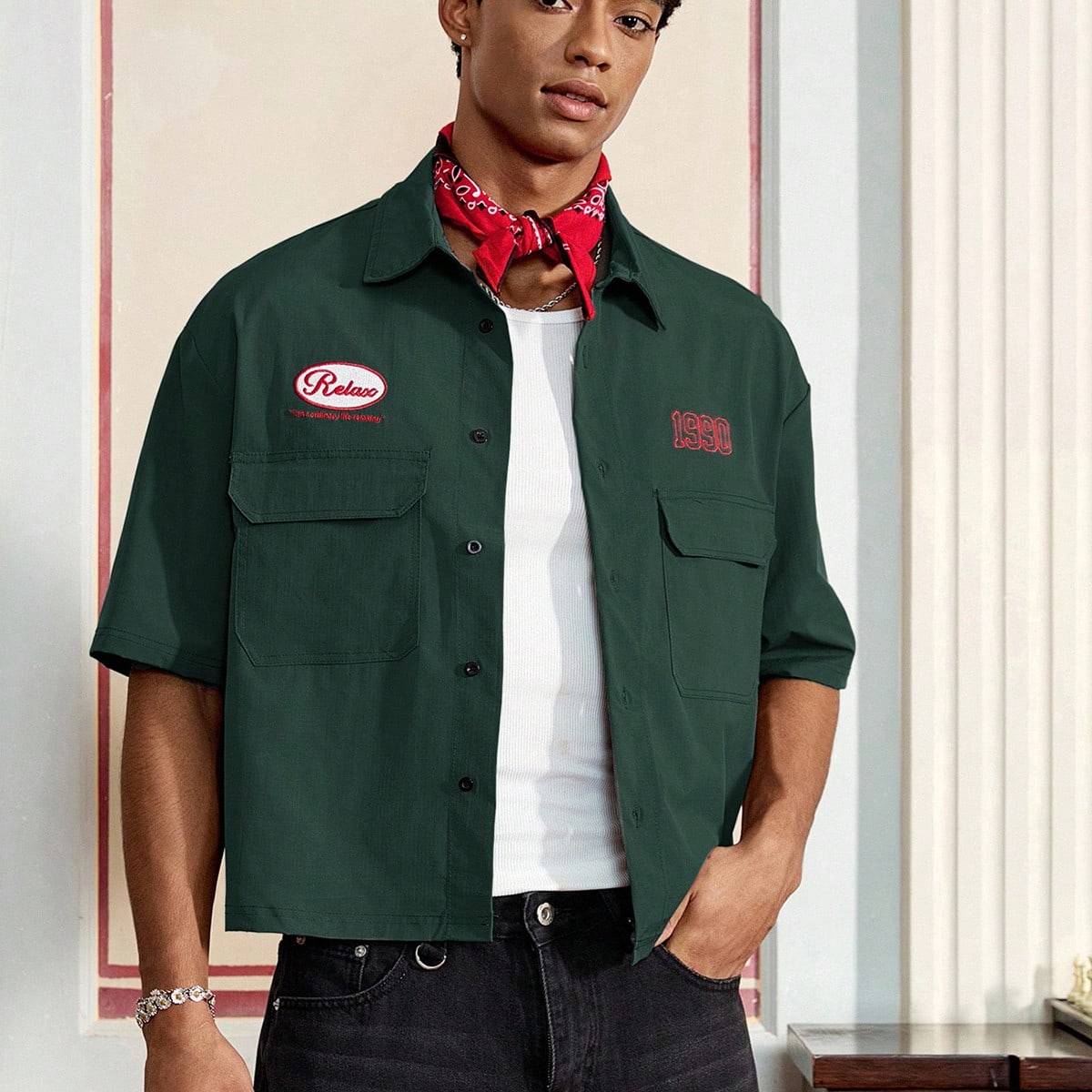 Camisa casual de bolsillo de carga de una sola hilera con bordado numérico de manga corta para hombres