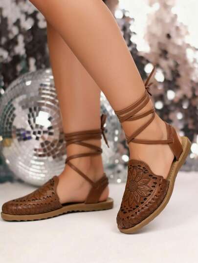 Sandalia bohemia artesanal para mujer – cuero con flores en relieve, punta redonda y ajuste cómodo para primavera y verano