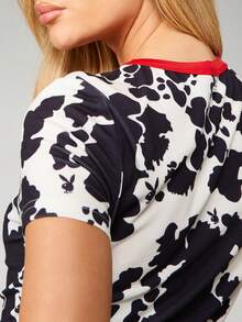 Missguided x Playboy Tricou pentru bebeluși cu imprimeu de vacă și logo, crop top cu mânecă scurtă și croit