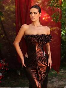 Glamrae Elegantes metallisch gestreiftes beschichtetes handgefertigtes plissiertes avantgardistisches asymmetrisches Neckholder-Kleid mit einem Ärmel, Taillenschlitz und Fischschwanz-Saum mit Pailletten, geeignet als Abendkleid für Frauen - Rostbraun - Übersicht 3