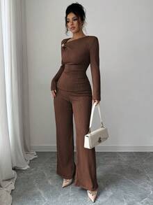 Elenzga Conjunto de 2 piezas de camiseta de manga larga con cuello asimétrico elegante y pantalones con decoración de botón dorado en 3D - Café integral - Ver 5