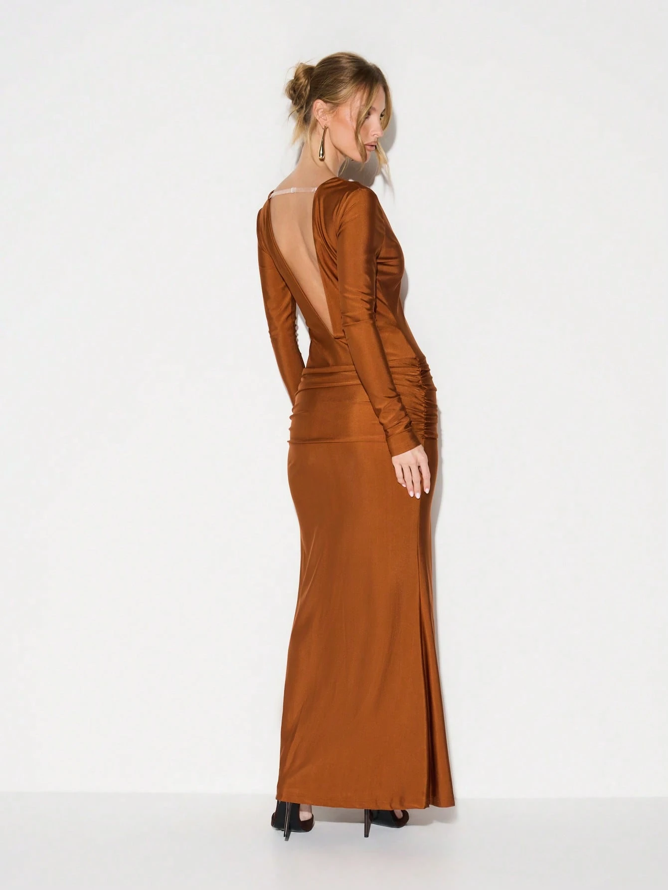 KIZN プランジネックルーシュボディコンマキシドレス