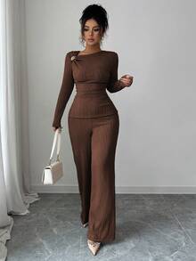 Elenzga Conjunto de 2 piezas de camiseta de manga larga con cuello asimétrico elegante y pantalones con decoración de botón dorado en 3D - Café integral - Ver 4