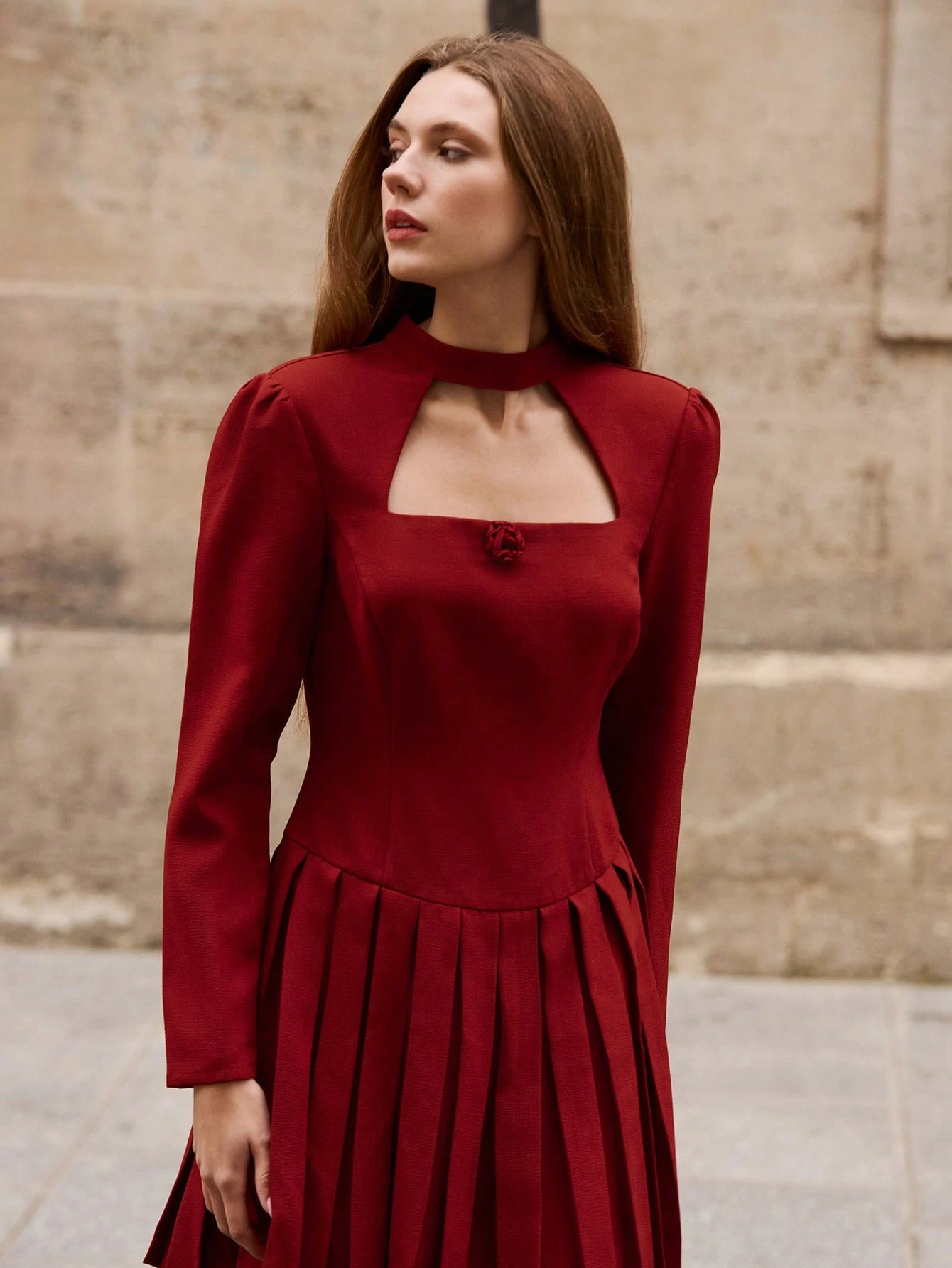 Robe mini à manches longues rouge avec détail de décolleté découpé et jupe plissée