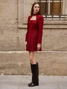 lacRébo Rotes Minikleid mit langen Ärmeln, Ausschnittdetail und plissiertem Rock