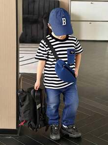 SHEIN Streecool Kids 2 件/套年轻男孩条纹印花圆领 T 恤搭配水洗牛仔裤。牛仔口袋装饰的 T 恤与水洗牛仔裤面料相得益彰，展现独特风格。简约时尚的设计彰显男孩的个人魅力，适合日常休闲和校服，适合不同季节。 - 黑與白 - 查看 8