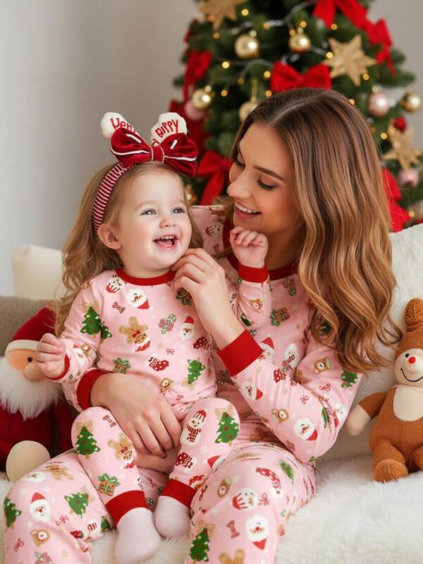 SHEIN Conjunto de pijama suave y cálido de manga larga con estampado navideño de hadas, árboles de Navidad, Papá Noel, copos de nieve, bastones de caramelo, lazos y calcetines navideños, adecuado para niñas pequeñas en otoño/invierno, Navidad, Año Nuevo y uso diario. Pijama de Navidad en color crema y rosa, ajuste acogedor de una sola pieza, pijama de 2 piezas de ajuste ceñido de manga larga.