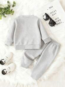 SHEIN Playful Pals 2 件男婴条纹图案印花休闲灰色字母圆领运动衫和裤子套装，百搭百搭舒适，秋冬 - 灰色 - 查看 2