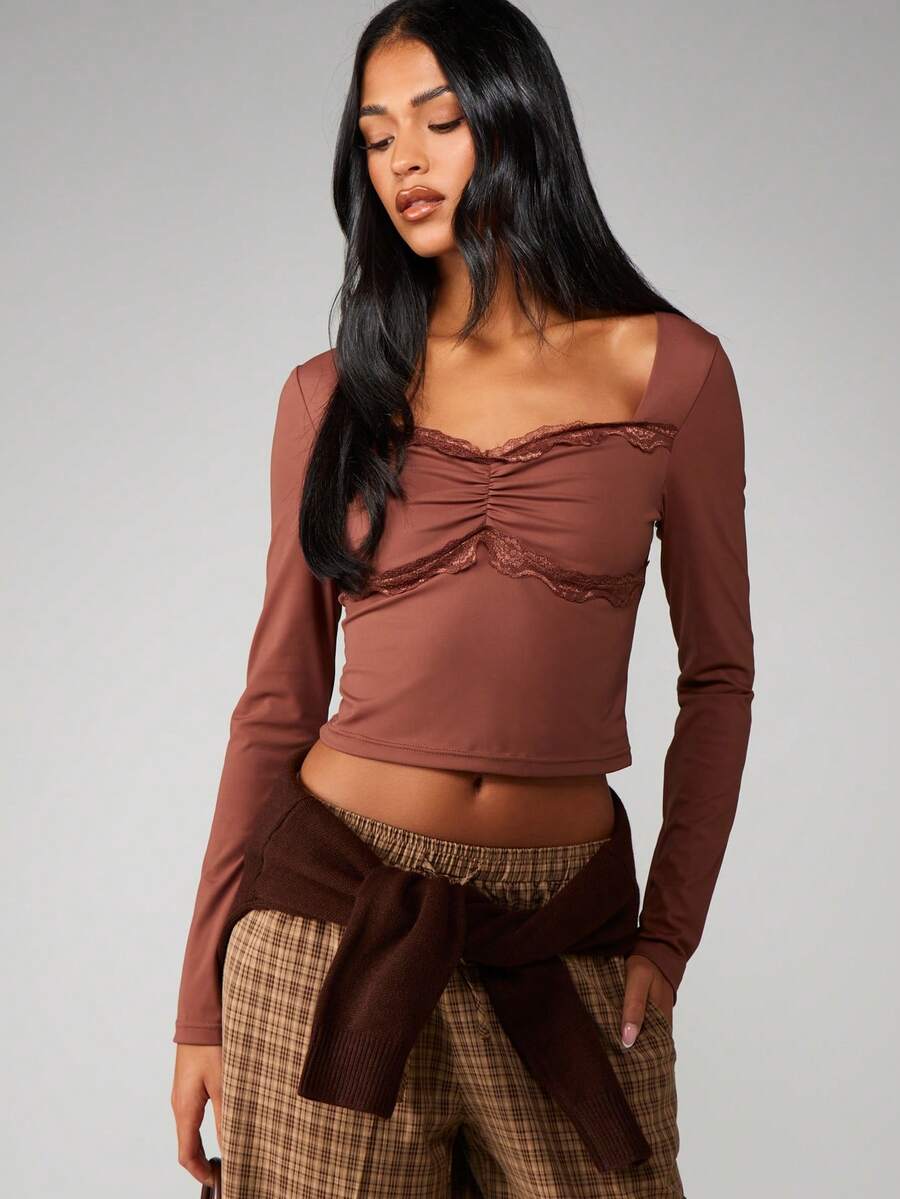 MISSGUIDED Blusa de manga larga con hombros descubiertos, con detalles de encaje y diseño fruncido en el frente - Camel - Ver 1