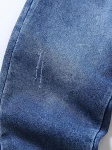 SHEIN Streecool Kids 2 件/套年轻男孩条纹印花圆领 T 恤搭配水洗牛仔裤。牛仔口袋装饰的 T 恤与水洗牛仔裤面料相得益彰，展现独特风格。简约时尚的设计彰显男孩的个人魅力，适合日常休闲和校服，适合不同季节。 - 黑與白 - 查看 4