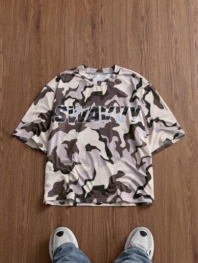 Manfinity VCAY Camiseta de manga corta casual con cuello redondo, estampado de camuflaje y letras para hombre