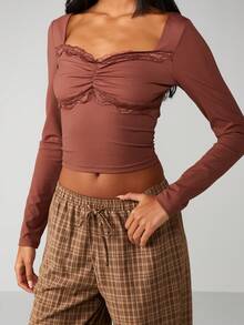 MISSGUIDED Blusa de manga larga con hombros descubiertos, con detalles de encaje y diseño fruncido en el frente - Camel - Ver 4