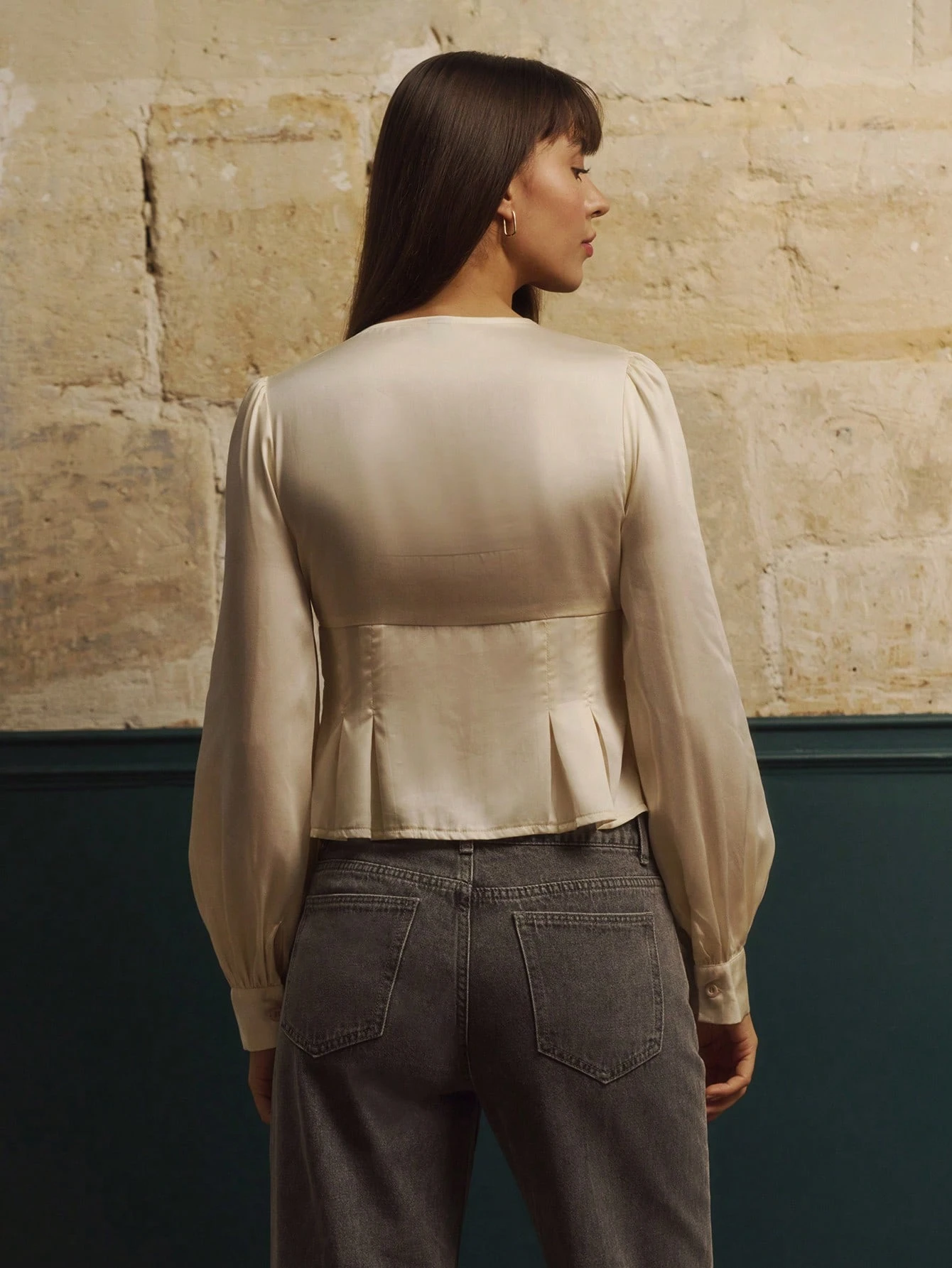 Blouse vintage en satin crème à manches longues avec lien de taille noir contrastant - Style automne/hiver